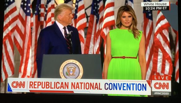Меланія Трамп одягнула сукню кольору зеленого екрану. Це породило купу мемів в Twitter