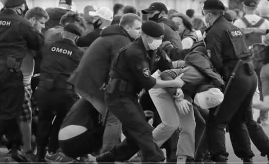 Пока в Беларуси свирепствует ОМОН, россияне выпустили фильм о причинах полицейской жестокости