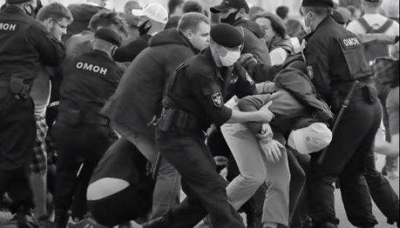Пока в Беларуси свирепствует ОМОН, россияне выпустили фильм о причинах полицейской жестокости
