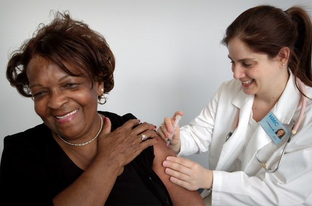 Moderna заявила, що її вакцина від COVID-19 підходить для людей старшого віку