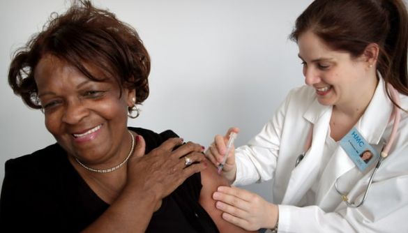 Moderna заявила, що її вакцина від COVID-19 підходить для людей старшого віку