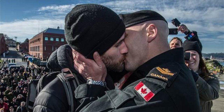 #Гордіхлопці. ЛГБТ-користувачі публікують фото з коханими у Twitter під хештегом неонацистів