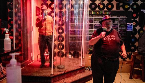 Канадський караоке-бар дозволив відвідувачам співати в душі через COVID-19
