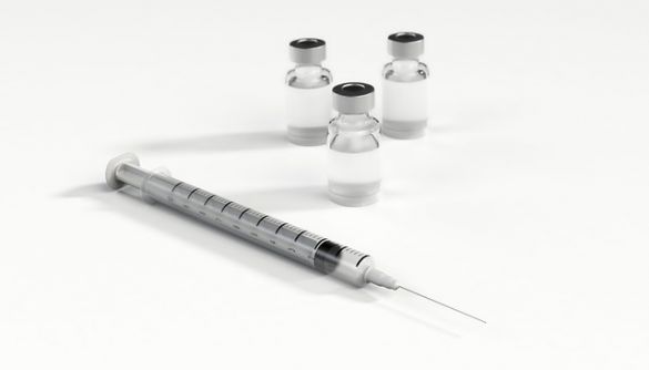 Johnson & Johnson призупинила випробування вакцини від коронавірусу