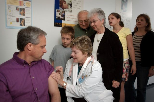 Понад 4 тисячі українців погодилися випробувати вакцину проти коронавірусу – МОЗ
