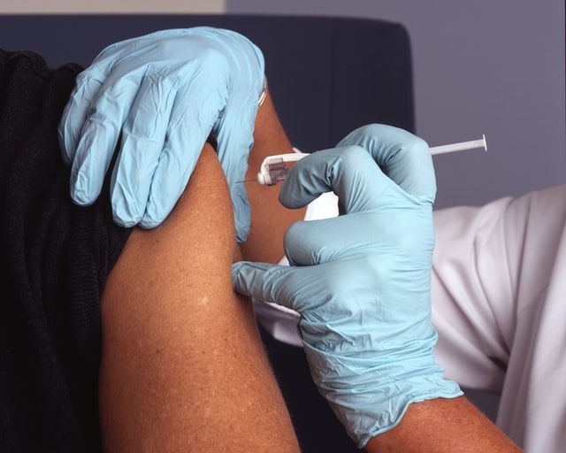 У Бразилії помер один з учасників випробування вакцини AstraZeneca