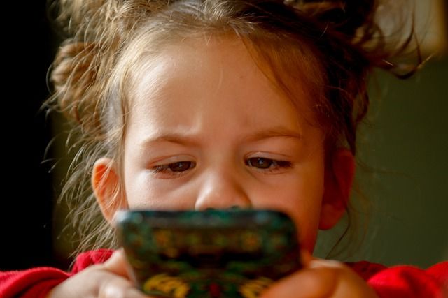 Верховній Раді знову пропонують заборонити смартфони у школах