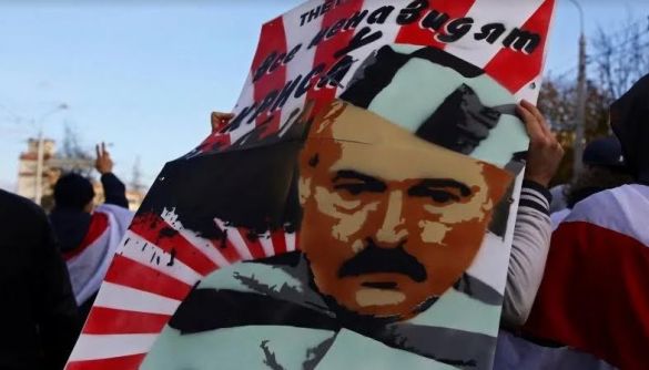 «Будете сидіти і плакати». Як Лукашенко і ТБ погрожують протестувальникам зброєю та «народом»