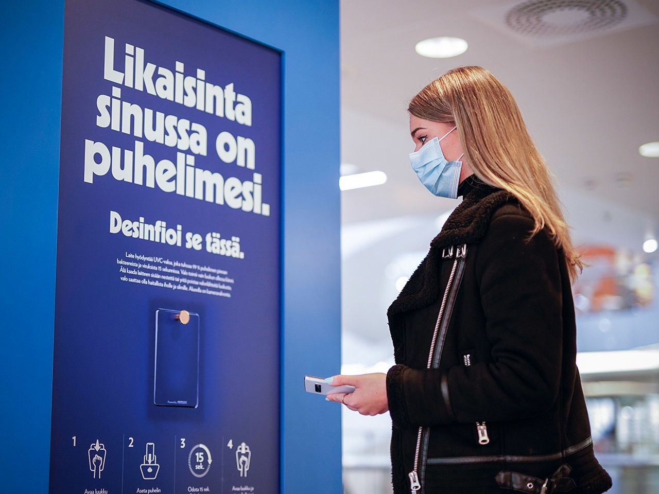 Фінська фармкомпанія перетворила білборди на термінали для дезинфекції телефонів