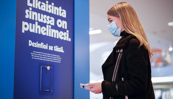 Фінська фармкомпанія перетворила білборди на термінали для дезинфекції телефонів
