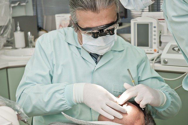Коронавірус може призвести до проблем з яснами та зубами — лікарі