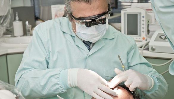 Коронавірус може призвести до проблем з яснами та зубами — лікарі