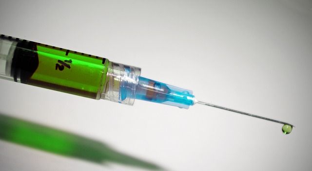 Велика Британія першою у світі схвалила вакцину Pfizer. Вакцинацію почнуть наступного тижня