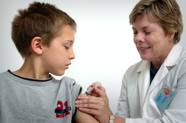 У мережі поширюють фейк, що формальдегід у вакцинах призводить до лейкозу у дітей