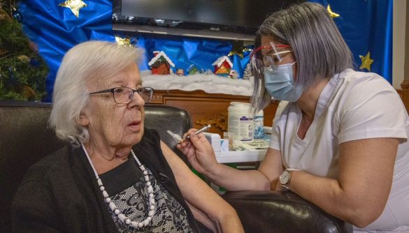 Канада розпочала вакцинацію від COVID-19. Першою вакцинували 89-річну Жизель Левеск