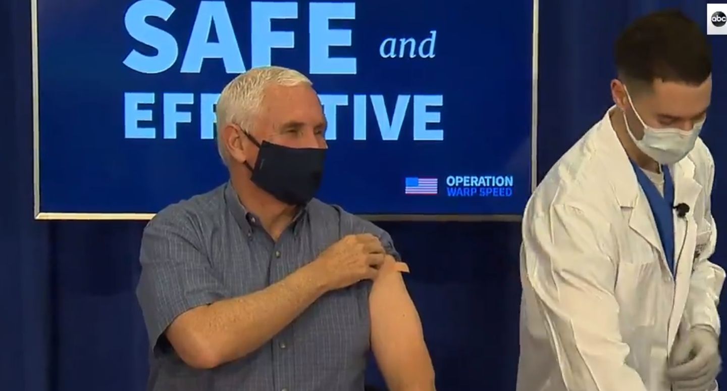 Віцепрезидент США Майк Пенс вакцинувався від COVID-19 перед телекамерами