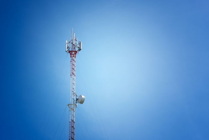 У Франції противники 5G підпалили вишку зв'язку: 1,5 млн людей залишились без радіо та ТВ