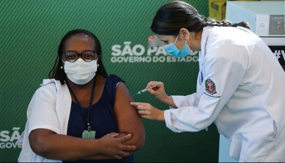 Бразилія схвалила китайську вакцину від ковіду для екстреного використання