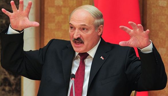 Лукашенко виступив проти смартфонів: «Розумні люди вже давно шукають кнопкові телефони»