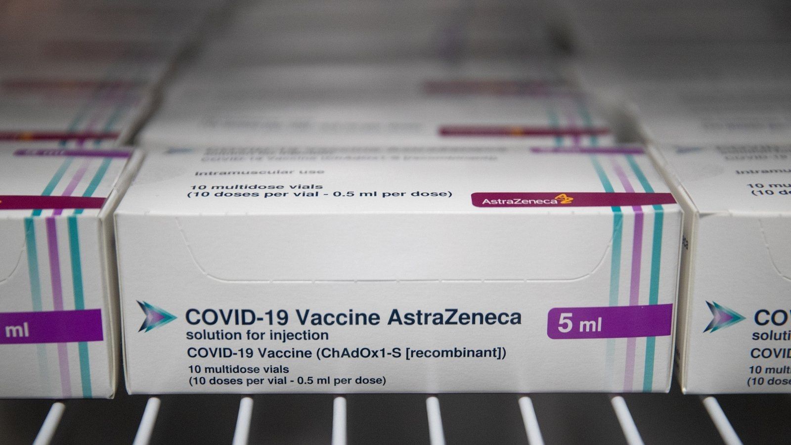 Поставка вакцини Pfizer до України затримується, AstraZeneca уже розвантажується — голова МОЗ