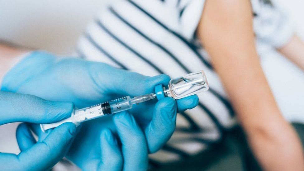 В Україні подали заявку на реєстрацію вакцини AstraZeneca — ЦГЗ