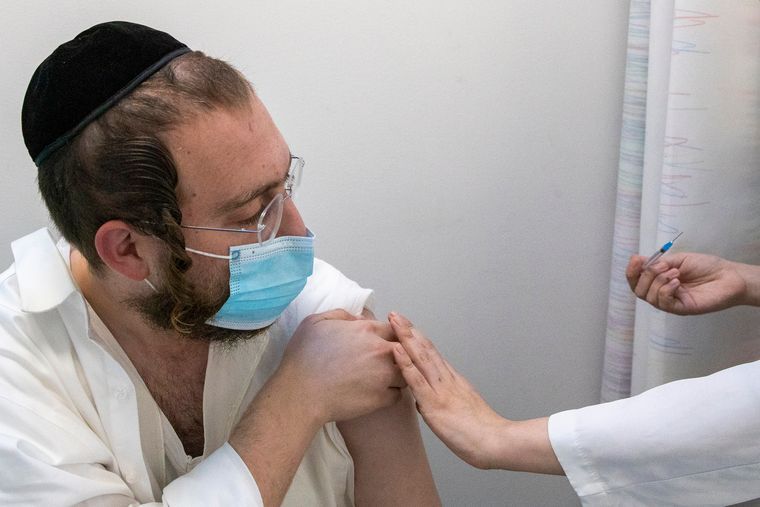 Результати щеплень в Ізраїлі доводять ефективність вакцини від COVID-19 у боротьбі з пандемією
