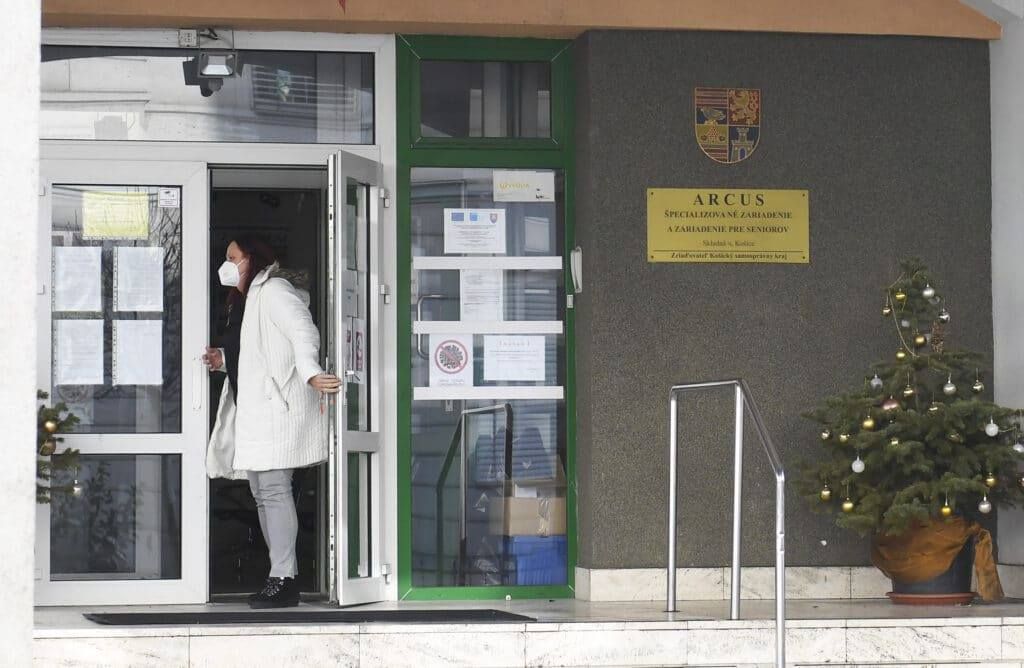 Фейк: У Словаччині 36 людей похилого віку померли «після вакцини від COVID-19»