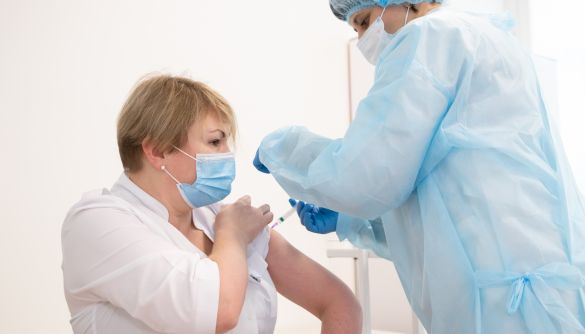 В Києві та інших містах України розпочалася вакцинація проти COVID-19: хто отримав щеплення