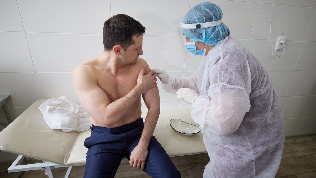 Зеленський на Донбасі вакцинувався проти коронавірусу препаратом Covishield — фото