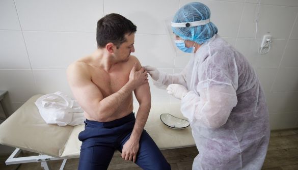 Зеленський на Донбасі вакцинувався проти коронавірусу препаратом Covishield — фото