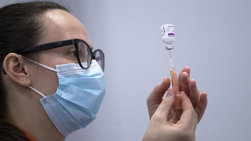 Франція схвалила вакцину AstraZeneca для щеплення старших за 65 років людей, незважаючи на позицію Макрона