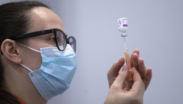 Франція схвалила вакцину AstraZeneca для щеплення старших за 65 років людей, незважаючи на позицію Макрона