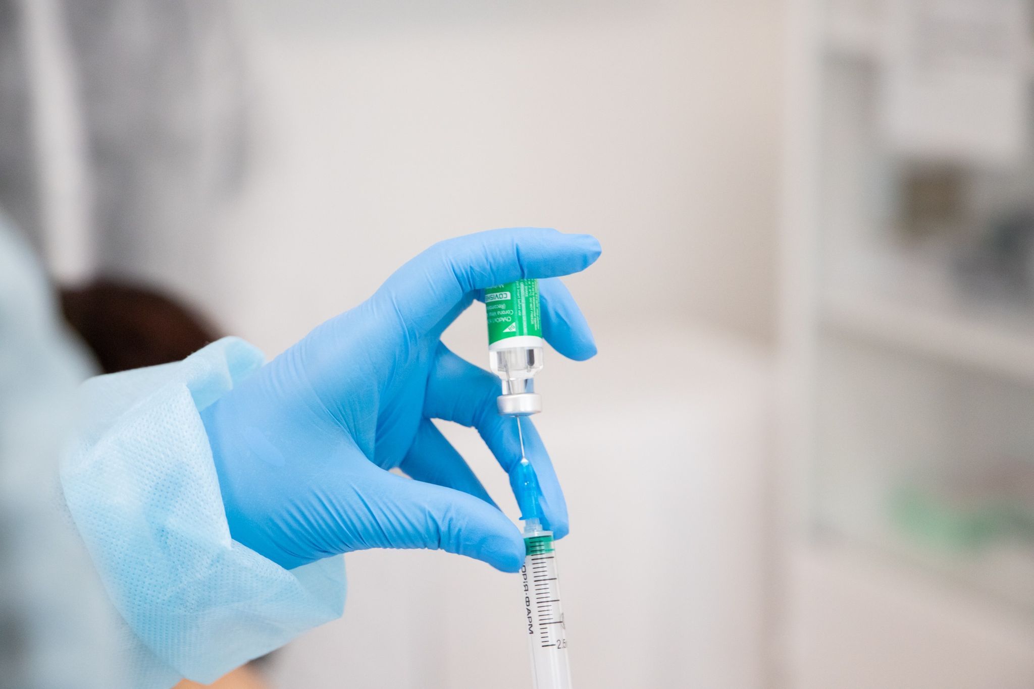 Журналістів та священнослужителів можуть підняти у черзі на вакцинацію проти COVID-19 — Шмигаль
