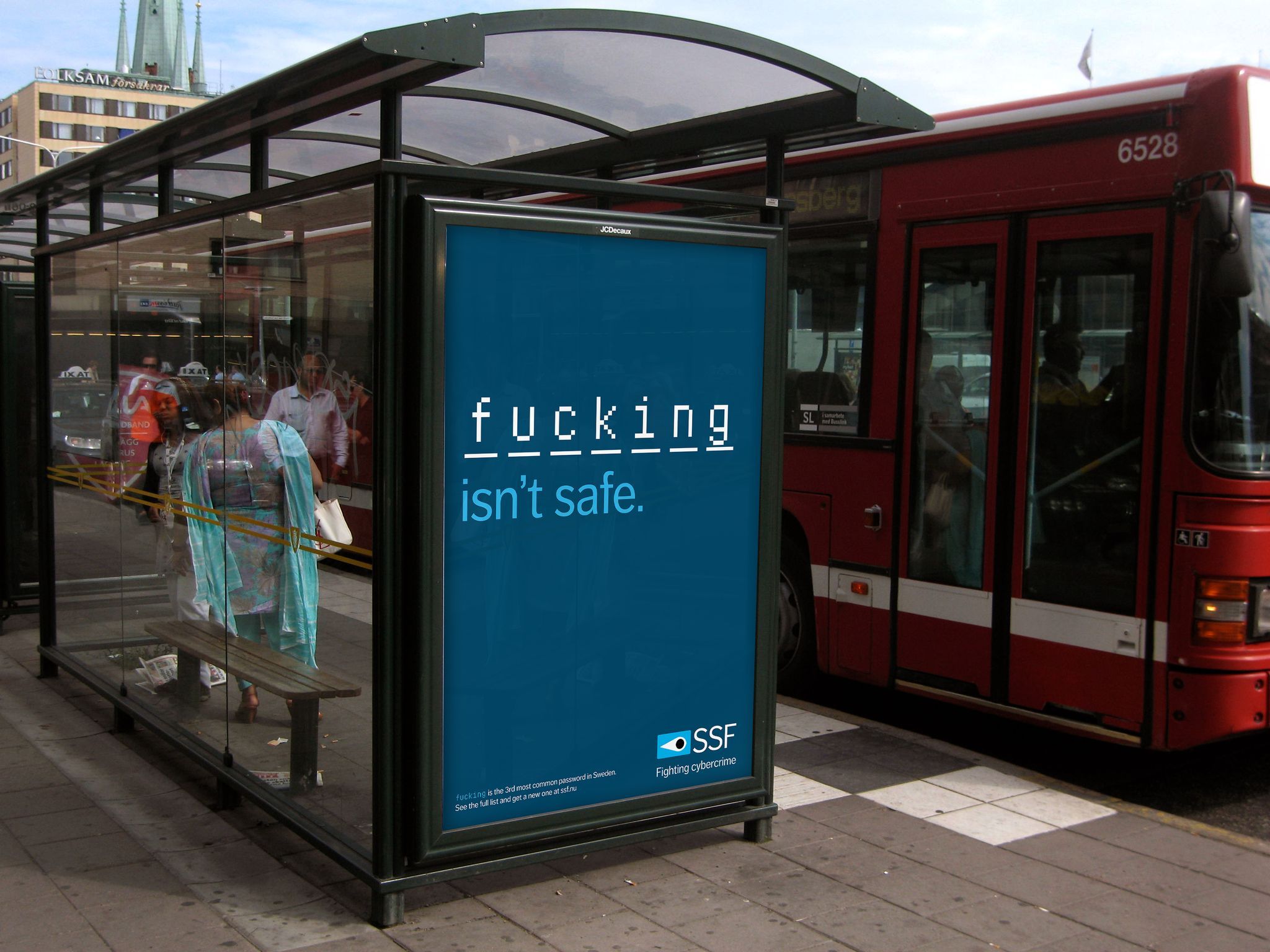 «Твій пароль — лайно». На вулицях Швеції розмістили провокативну рекламу
