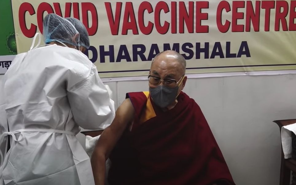 Далай-лама зробив щеплення від коронавірусу вакциною CoviShield