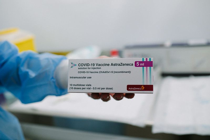 Низка країн ЄС призупинили використання препарату AstraZeneca через випадки появи тромбів у вакцинованих