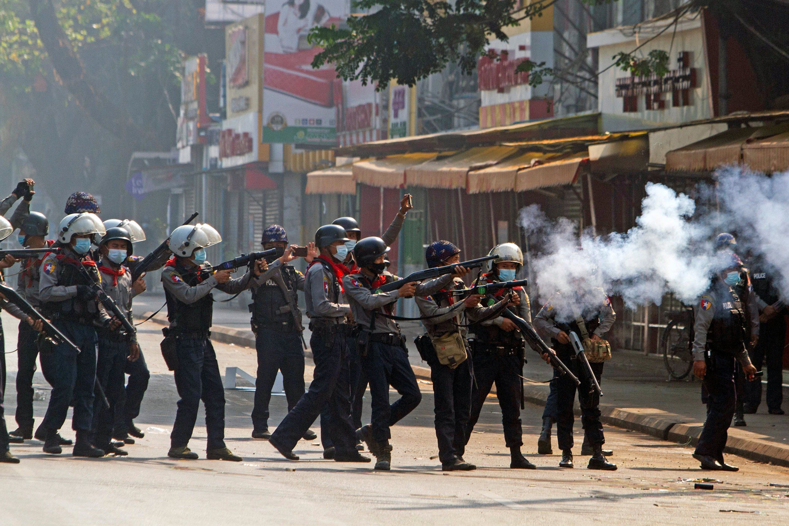 У М'янмі повністю вимкнули бездротовий інтернет, щоб завадити протестам