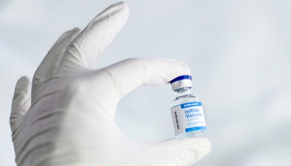У мережі з’явився фейк про те, що за два тижні після отримання вакцини від коронавірусу помирають 0,8% щеплених