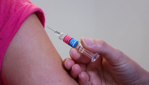 Нарешті чип і в російській вакцині. Маніпуляції і фейки про коронавірус в українських медіа 26 квітня — 2 травня 2021 року