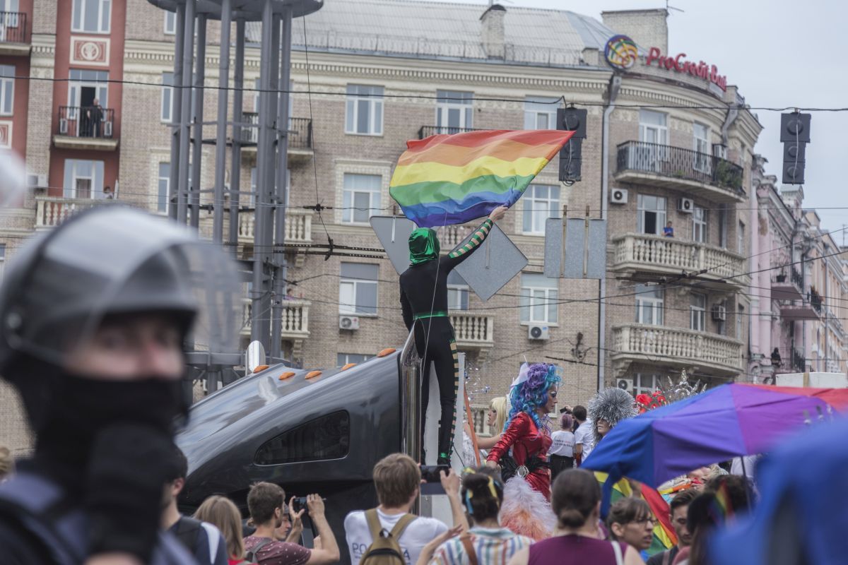«На Донбас відправляють колони українських геїв». Російська пропаганда поширила черговий фейк про Україну