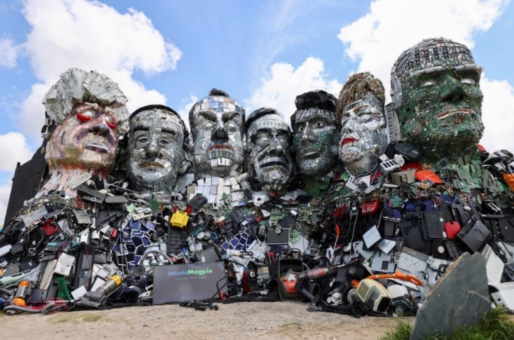 У Великобританії з електронних відходів зробили скульптуру з головами лідерів G7