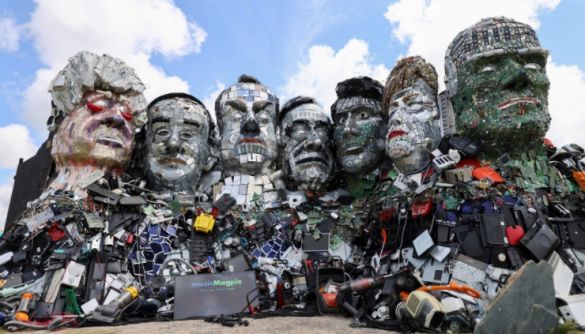 У Великобританії з електронних відходів зробили скульптуру з головами лідерів G7