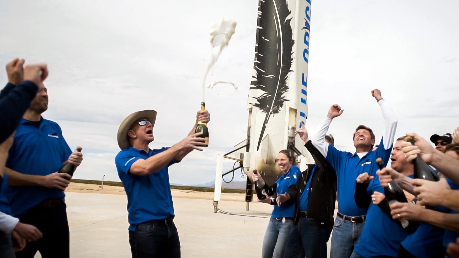 Blue Origin продала за 28 млн доларів можливість полетіти у космос разом із Безосом
