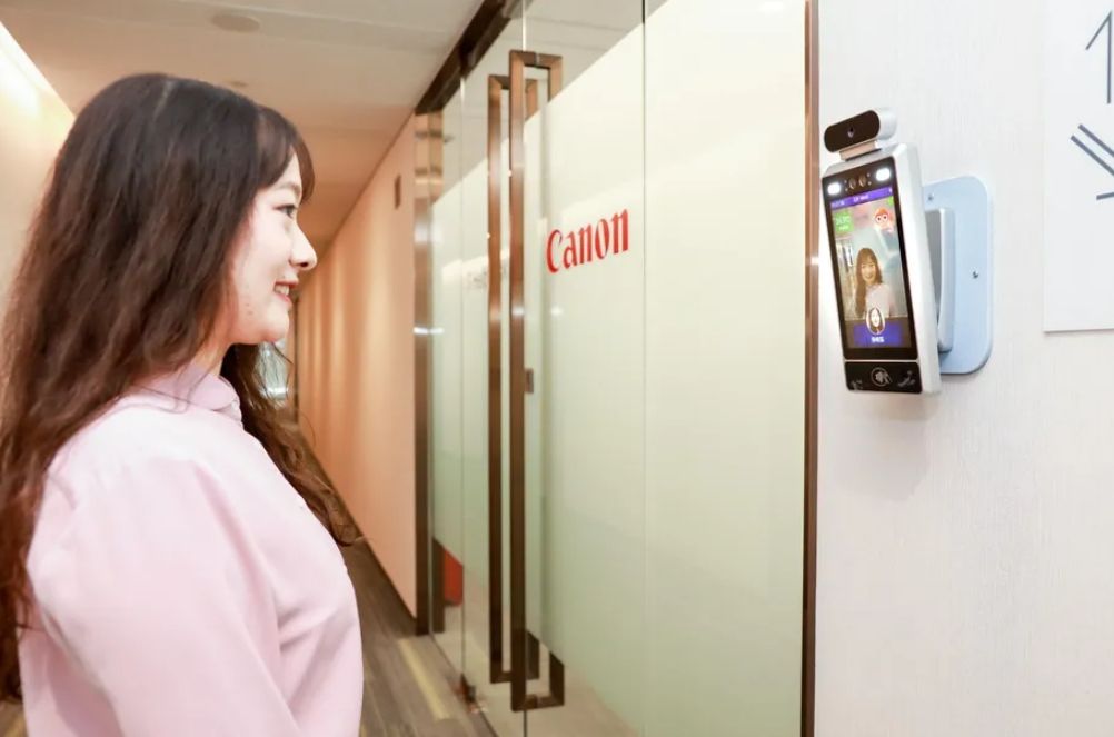 Canon встановила в офісах камери зі штучним інтелектом, які пропускають тільки усміхнених працівників