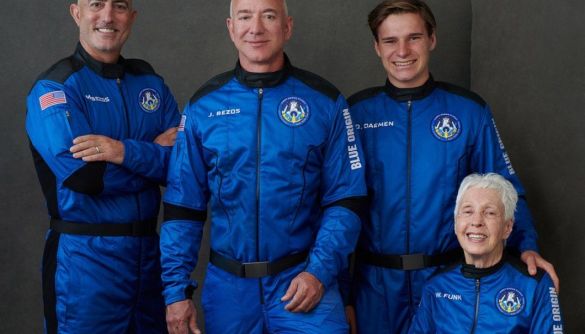 Засновник Amazon Джефф Безос вдало здійснив свій перший політ у космос