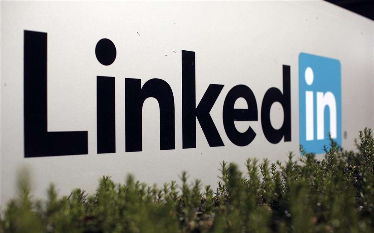 Соцмережу LinkedIn заблокували в Казахстані через фейкові акаунти та рекламу казино