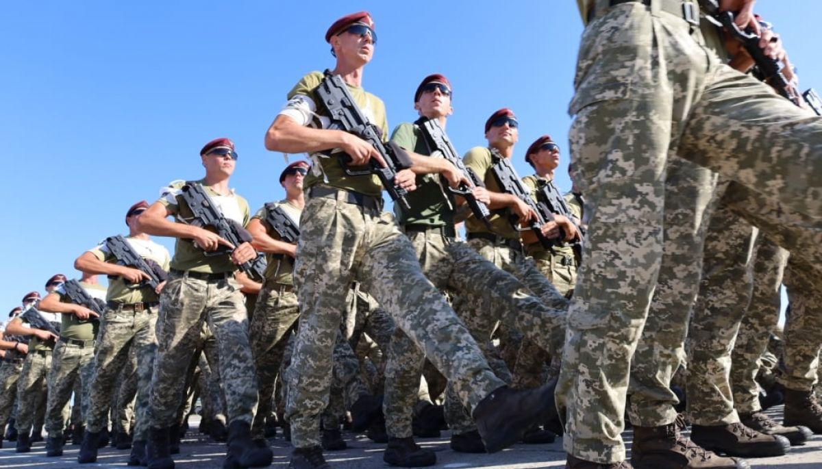 Українські військові крокують під  «Путін - ху*ло». Це фейк?