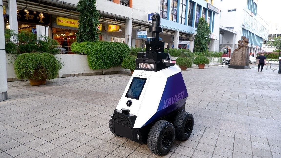 У Сінгапурі тестують роботів-патрульних, щоби стежити за громадським порядком