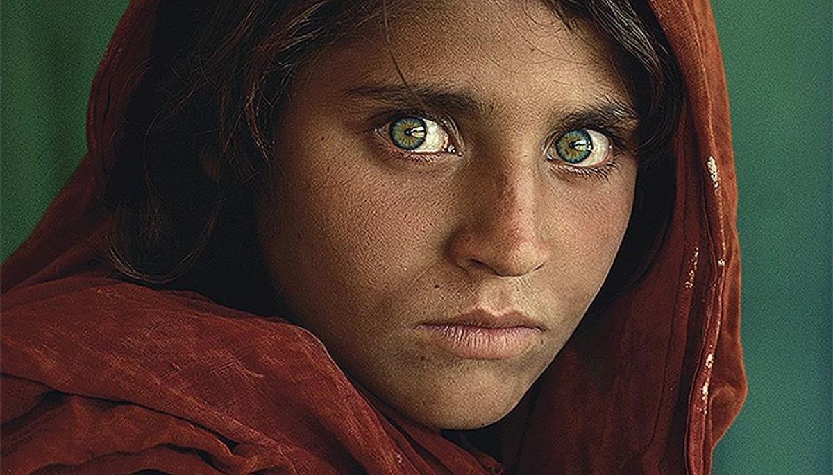 Героїню відомої фотографії «Афганська дівчинка» евакуювали в Рим (ФОТО)