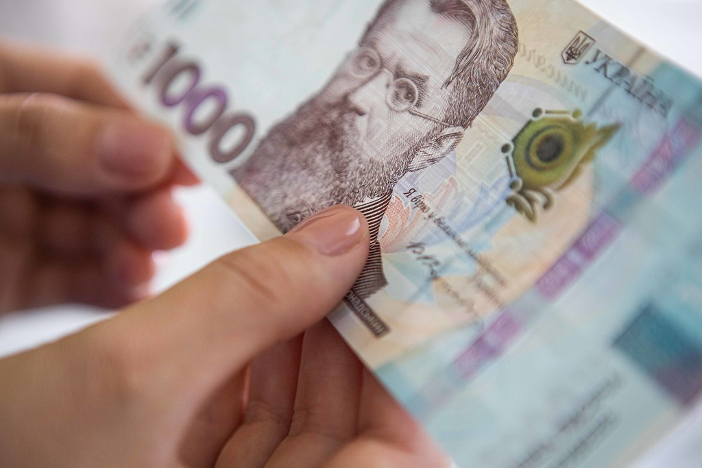 Ще два українські банки оформлюватимуть картки для виплати «ковідної тисячі»